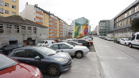 Solar de la calle Primavera con Carril das Flores lleno de coches