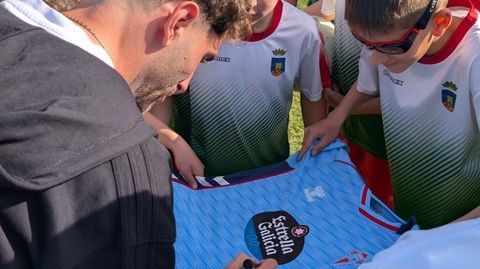 El jugador del Celta Javi Rueda, en la visita a la escuela de f�tbol de su pueblo natal, Alozaina.
