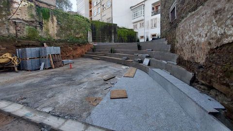 Parque en construccin en el casco histrico de Betanzos.