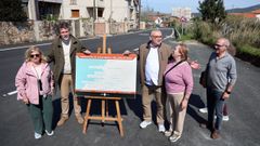 El alcalde, acompa�ado por el concejal de Obras y vecinos de la zona ayer en la r�a Marxiada