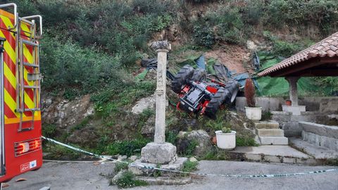 Estado en el que quedó el tractor que atropelló a la septuagenaria tras despeñarse por un talud de unos seis metros.