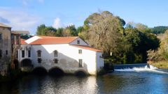 El renovado molino de Xuvia, en todo su esplendor ayer por la tarde junto al río.