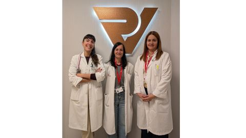 De izq. a dcha, las doctoras Cintia Caram�s, Miriam Sempr�n, y Alba Cristina Herrera, nefr�logas de Ribera Povisa