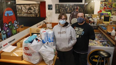 La ucraniana Aleksandra y el cacereño Isaac recogen ayuda humanitaria en el Big Bar Theory, situado a pocos metros de Filoloxía. Las donaciones empiezan a acumularse al fondo del local conocido por sus hamburguesas y su temática friki, que abarca tanto la decoración (incluido un vinilo en el techo) como los juegos de rol y hasta sus tazas de series, películas y cómics.