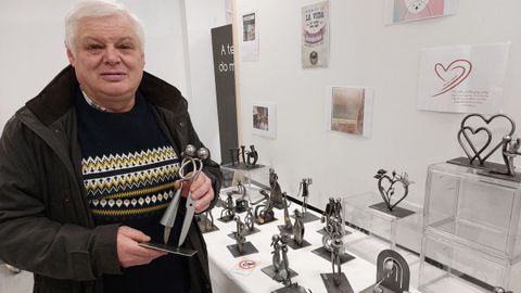 Manuel sostiene una pareja montada con las dos hojas de unas tijeras, en la exposici�n abierta en el Museo Mares de Cedeira