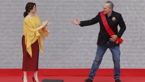 La presidenta de la Comunidad de Madrid, Isabel Díaz Ayuso, junto al actor José Coronado durante el acto institucional de entrega de las Grandes Cruces de la Orden del 2 de mayo