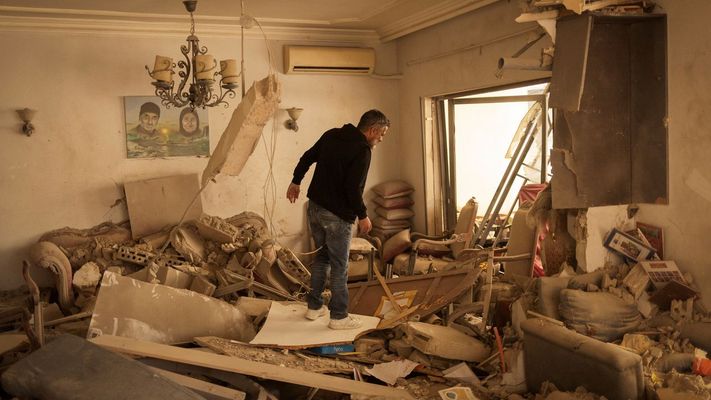 Un hombre observa los escombros del sal&oacute;n de su vivienda en Ain Al Mraiseh, en el L&iacute;bano, tras un bombardeo israel&iacute;.
