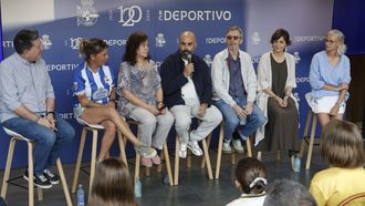 Presentaci�n del nombre del nuevo himno. De izquierda a derecha: Pablo Carballido, Susana Seivane, Chus, Borja Calvo, Xoel L�pez, Ana Edreira y Caroline Bournard.