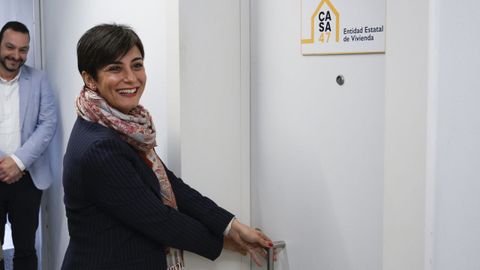 La ministra de Vivienda y Agenda Urbana, Isabel Rodr�guez (d), visita en Mieres las viviendas propiedad de la entidad estatal Casa 47. ARCHIVO