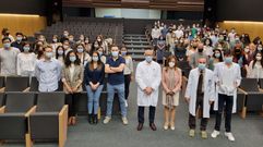 Empiezan 111 nuevos residentes en Vigo
Los residentes que terminaron su tiempo de formacin ?cuatro o cinco aos para los mdicos, segn la especialidad, y dos para las enfermeras? se despidieron la semana pasada y ayer el rea sanitaria de Vigo dio la bienvenida a los 111 nuevos (90 mdicos), entre los que hay 24 de familia. El gerente, Javier Puente, destac que desde la apertura del Cunqueiro (2015) ha aumentado en 42 el nmero de plazas docentes. En la promocin que comenz ayer se incluye, por primera vez, un mir de alergologa.