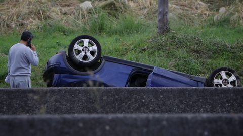 Coche volcado en la v�a de servicio de la AC-12 a su paso por Oleiros