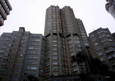 Edificio Trébol, situado en el número 58 de la calle Juan Flórez.