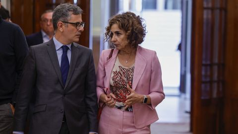 El ministro de la Presidencia, Justicia y Relaciones con las Cortes, Flix Bolaos, junto a la vicepresidenta primera y titular de Hacienda, Mara Jess Montero, en el Congreso de los Diputados.