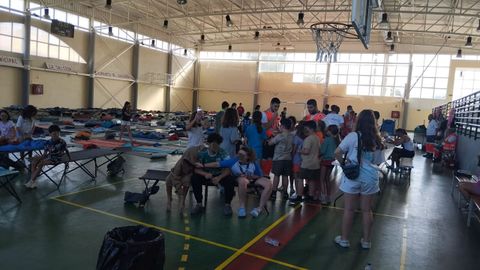A causa de una tormenta de verano, los niños del campamento El Pinar tuvieron que ser trasladados aun polideportivo cercano por los servicios de emergencia