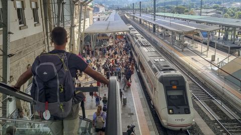El estudio sobre la viabilidad del Cercan�as en Galicia sigue sin publicarse a pesar del compromiso de hacerlo en el mes de septiembre. En la imagen, la estaci�n ferroviaria de Santiago.