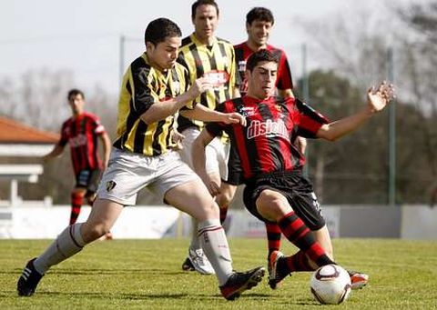 Fernando, a la derecha, trata de interceptar un bal�n ante un contrario con el CD Lal�n.