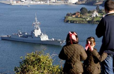 En la foto, de archivo, la F-104 en la r�a de Ferrol pasando entre castillos.