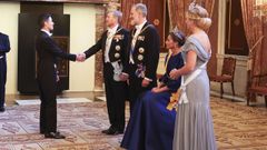Puesto que los saludos a los cerca de 220 invitados al banquete iban a durar unos 45 minutos, Letizia, con vestido de noche y tiara, opt� por adoptar una postura m�s descansada