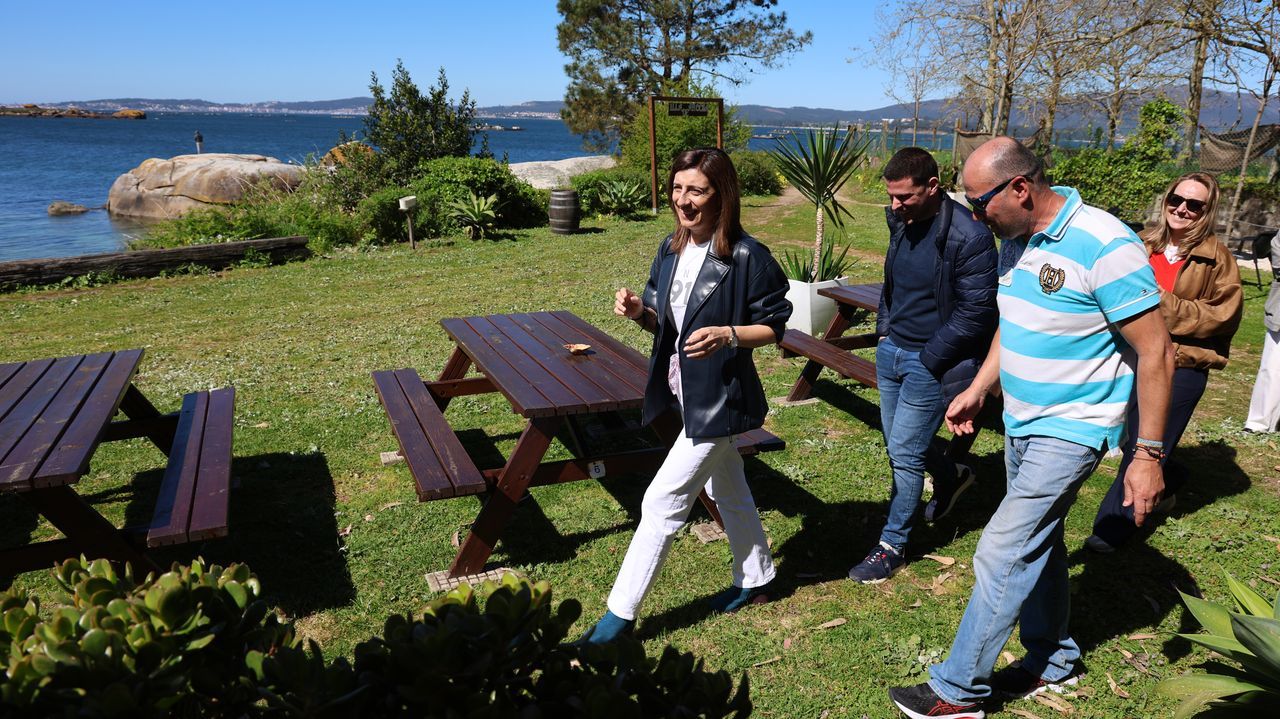 La conselleira de Medio Ambiente abre la temporada de chiringuitos en A Illa