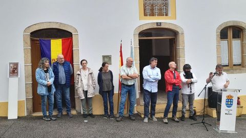 De esquerda a dereita, Maribel Lorenzo, presidenta de Nords; Alfredo Dovale, alcalde de Man (PP); Chus e Carme Armada, netas de Jess Castao Galdo; Martn Rego, edil do PSOE; Emilio Grando, catedrtico de Historia Contempornea da USC; Claudio J. Castro, investigador e bigrafo de Castao Galdo; David Bellas, gaiteiro e profesor; e Bernardo Penabade, profesor e membro de Nords