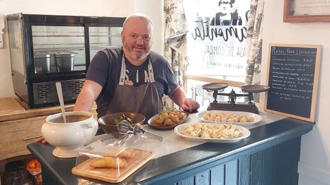 Antonio Botana, chef de Restaurante Ramonita de Ribadeo, con los platos preparados  para llevar