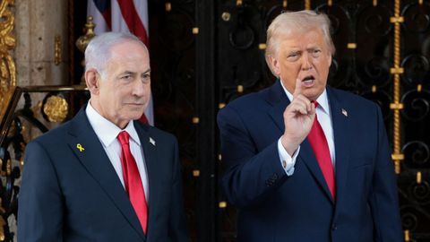 Benjamin Netanyahu junto a Donald Trump en la residencia del presidente estadounidense en Mar-a-Lago (Florida)