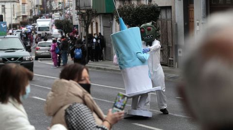 No hubo demasiadas referencias a la pandemia de coronavirus en el desfile de carnaval de Monforte