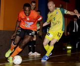 H�lder, con el bal�n, vigilado por Jos� L�pez, del Ja�n. 