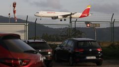 Embarque de pasajeros en bus en el aeropuerto de Peinador mientras los operarios asfaltan el socavón de la pista