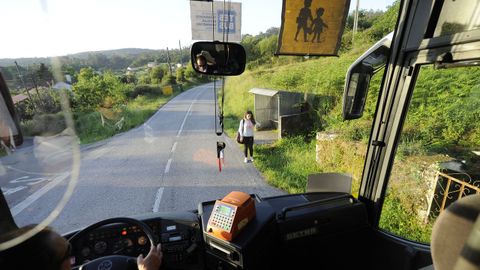 Un bus cubrindo unha ruta escolar nunha foto de arquivo