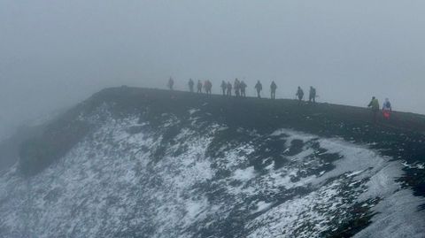 El grupo de monta�eros subiendo a Pena Trevinca el s�bado.