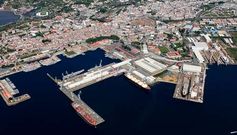 Vista a�rea de las instalaciones de Navantia en Ferrol; a la derecha de la imagen se aprecia uno de los diques secos. 