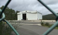 El hangar de la base estaba abierto ayer al medioda con personal en su interior. 