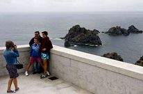 El faro de Ortegal, con Os Aguill�ns al fondo, es uno de los rincones m�s visitados de la zona. 
