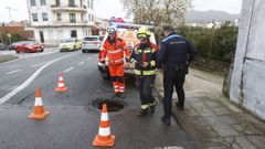 Las intensas lluvias abren un boquete de m�s de un metro debajo del asfalto en Agust�n Romero