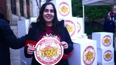 Eugenia Gonz�lez en el momento de recoger su premio en el sorteo organizado por el CCU en la plaza de Espa�a