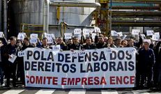 Un grupo de operarios se concentr� ayer en Louriz�n.