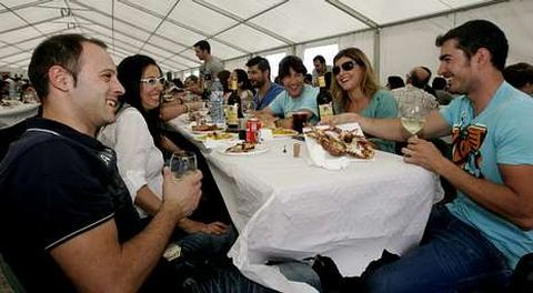 Imagen de algunos comensales de la Feria disfrutando de los platos, en un ambiente distendido y cordial entre amigos.
