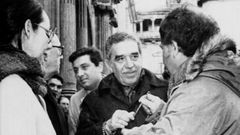 Gabo, firmando autgrafos no seu percorrido por Compostela, acompaado por Garca-Sabell.