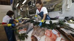 Consumo recomienda comer al menos tres veces por semana pescados como, por ejemplo, los que venden en este puesto del mercado de Viveiro