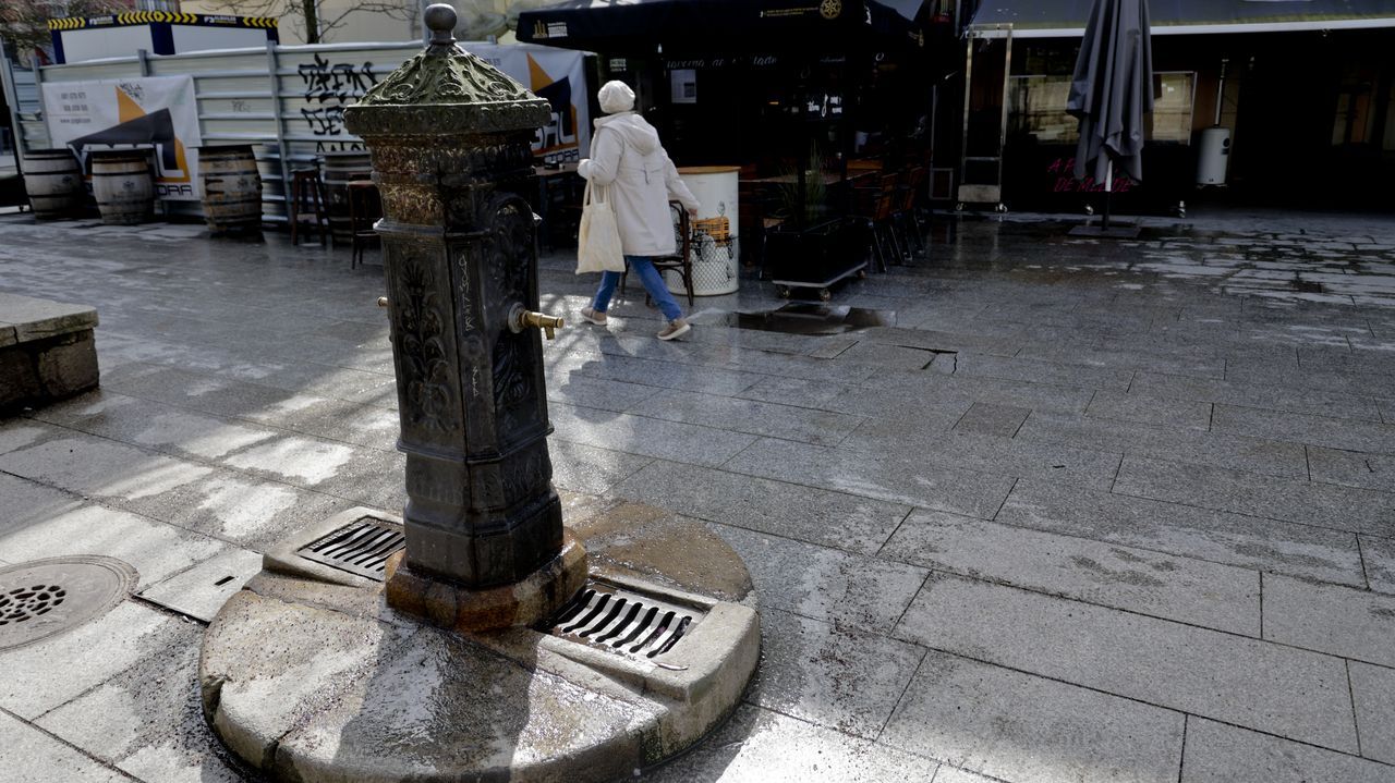 Una avería en una fuente del Campo da Leña encharca a varias terrazas