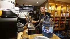 Bar Xoima, en Foz, con alternativas al no disponer de agua de la trada para consumir