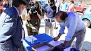 El presidente del PP, P�o Garc�a Escudero, firma en una de las doscientas mesas colocadas el domingo en las principales ciudades espa�olas contra la concesi�n de indultos a los presos secesionistas