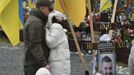 Un matrimonio llora la perdida de su hijo en combates en el cementerio de Leoplis.