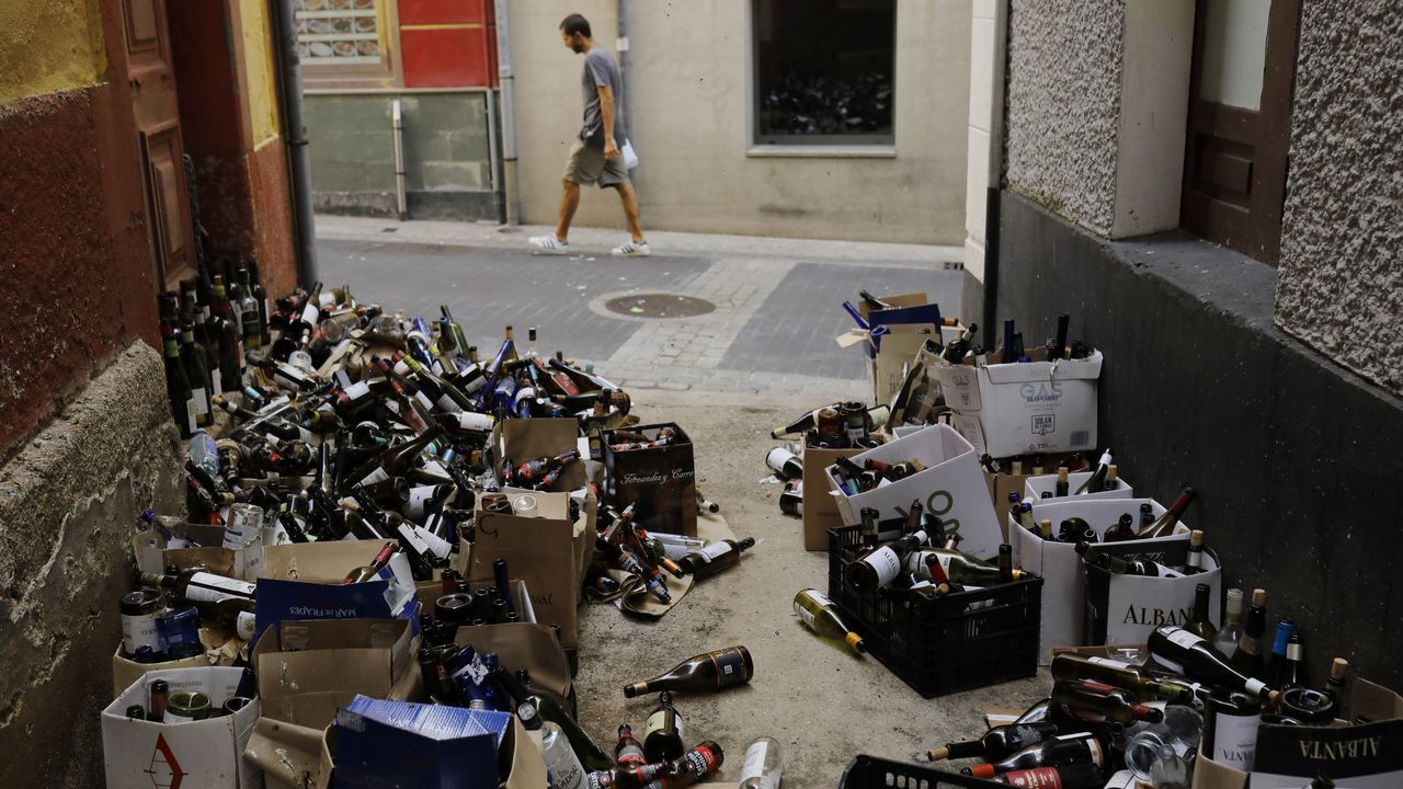 La basura sitia los negocios de A Coruña: «Aquí estoy yo, pendiente de ...