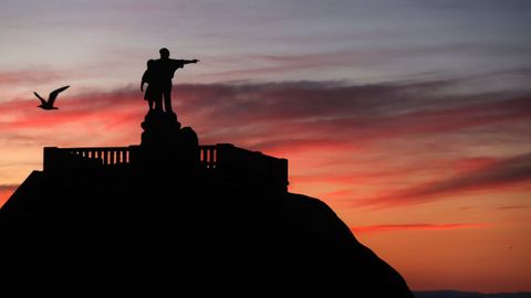 Monumento a la emigraci�n en el puerto de Palmeira