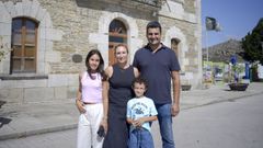 Rubn Daz y su familia, que llevan trece aos asentado en el municipio lucense de Outeiro de Rei.