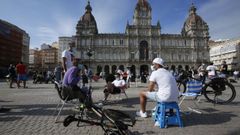 Protestas. Por la tarde se manifestaron en la plaza unas 150 personas, polic�as locales con sus familias, que reclaman mejoras laborales. Por la ma�ana se hab�an concentrado los operarios de Nosti�n.