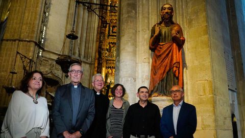El restaurador Jesús Puras (2d) junto al deán de la Catedral de Oviedo, Benito Gallego (3i), el director general de acción cultural, Antón Garcia (d), y su ayudante Emilia Fernández (3d) en la Catedral de Oviedo