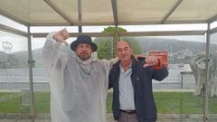 Alfredo Gonz�lez (derecha), con un peregrino brasile�o que se quej� por la falta de horarios de autob�s